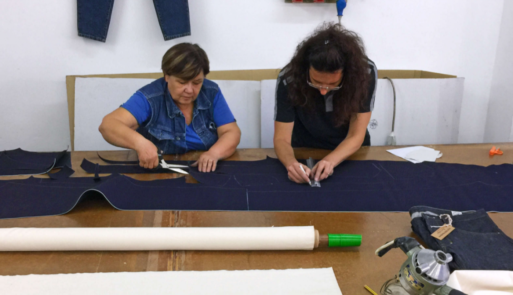 Tenue de Nîmes | De jeans worden met de hand gemaakt.