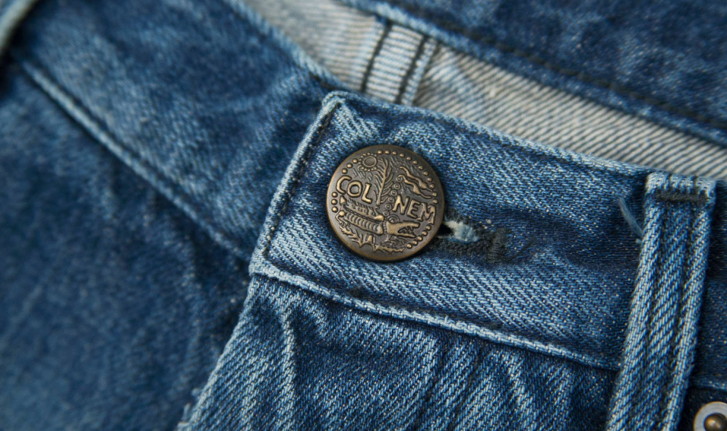 Tenue de Niîmes | De knoop van de Tapio jeans is een tof detail.